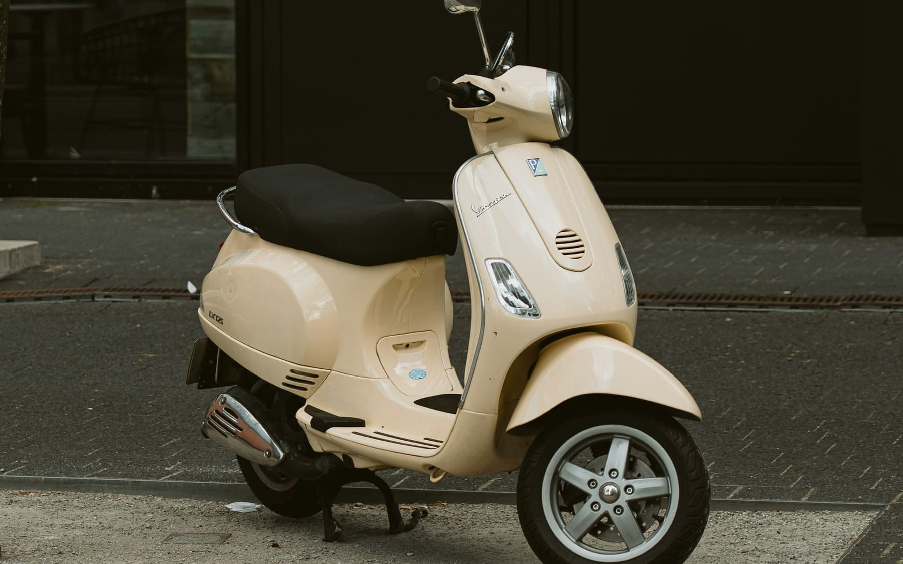 Vespa scooter in de showroom van Dila