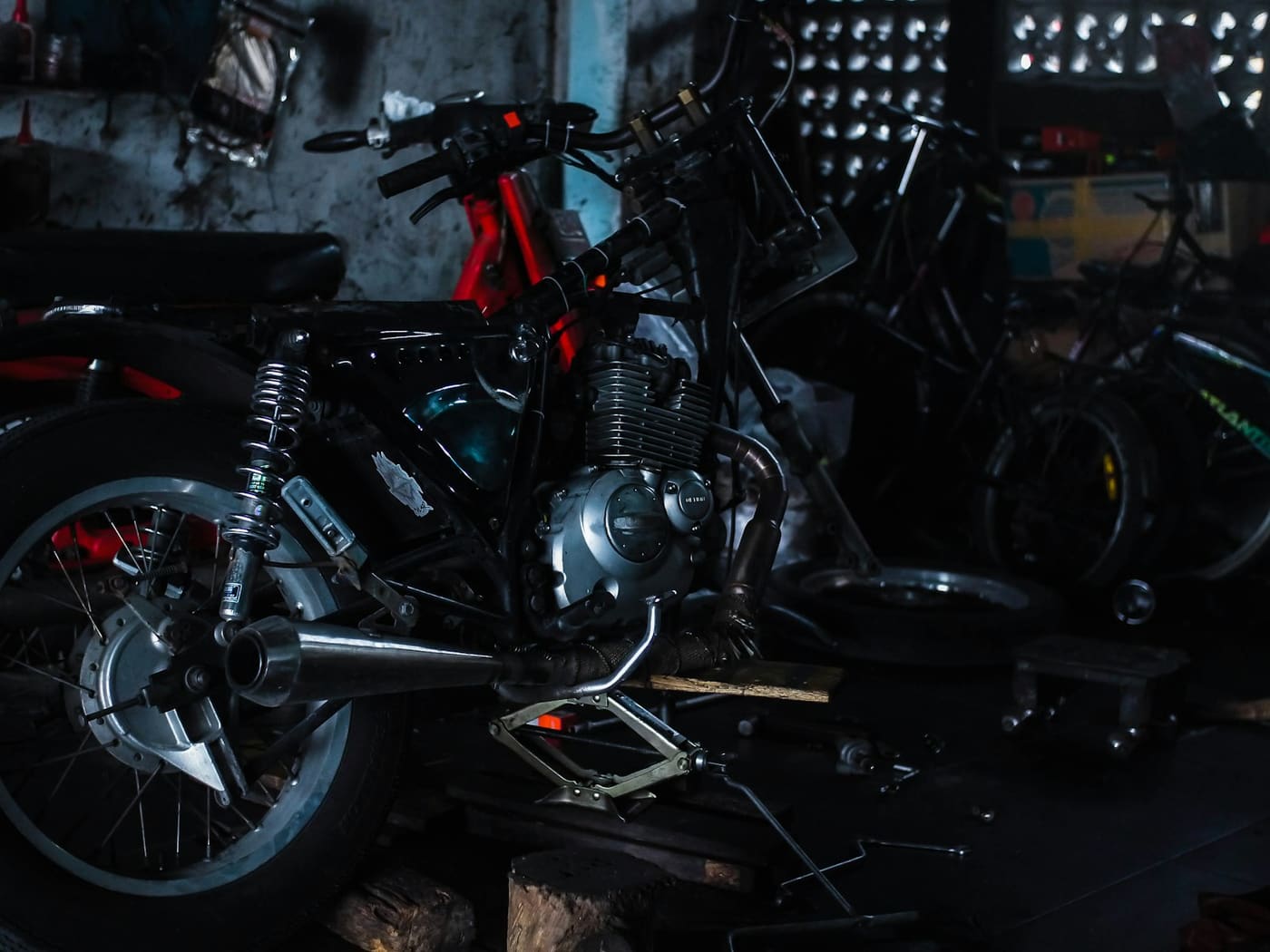 Motorfiets in onderhoud in de werkplaats