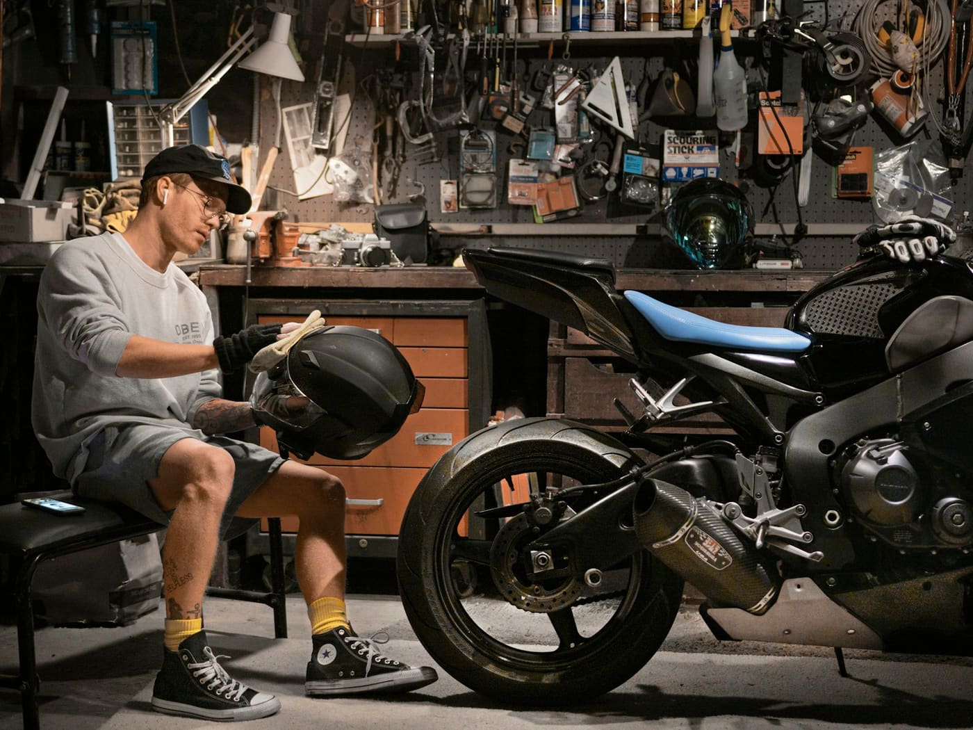 Een helm wordt schoongemaakt naast een motorfiets