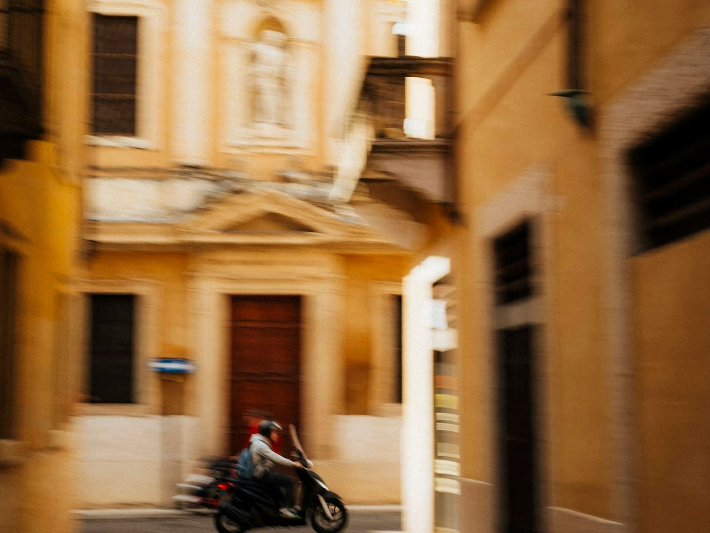 Scooter in een smalle Europese straat
