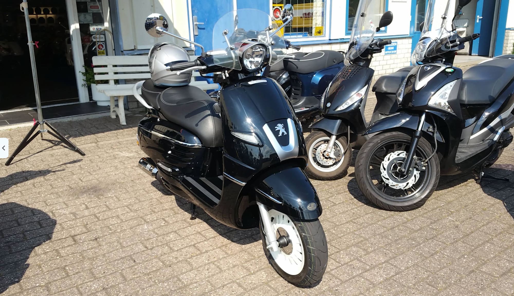 Scooters voor de winkel van Dila in Purmerend