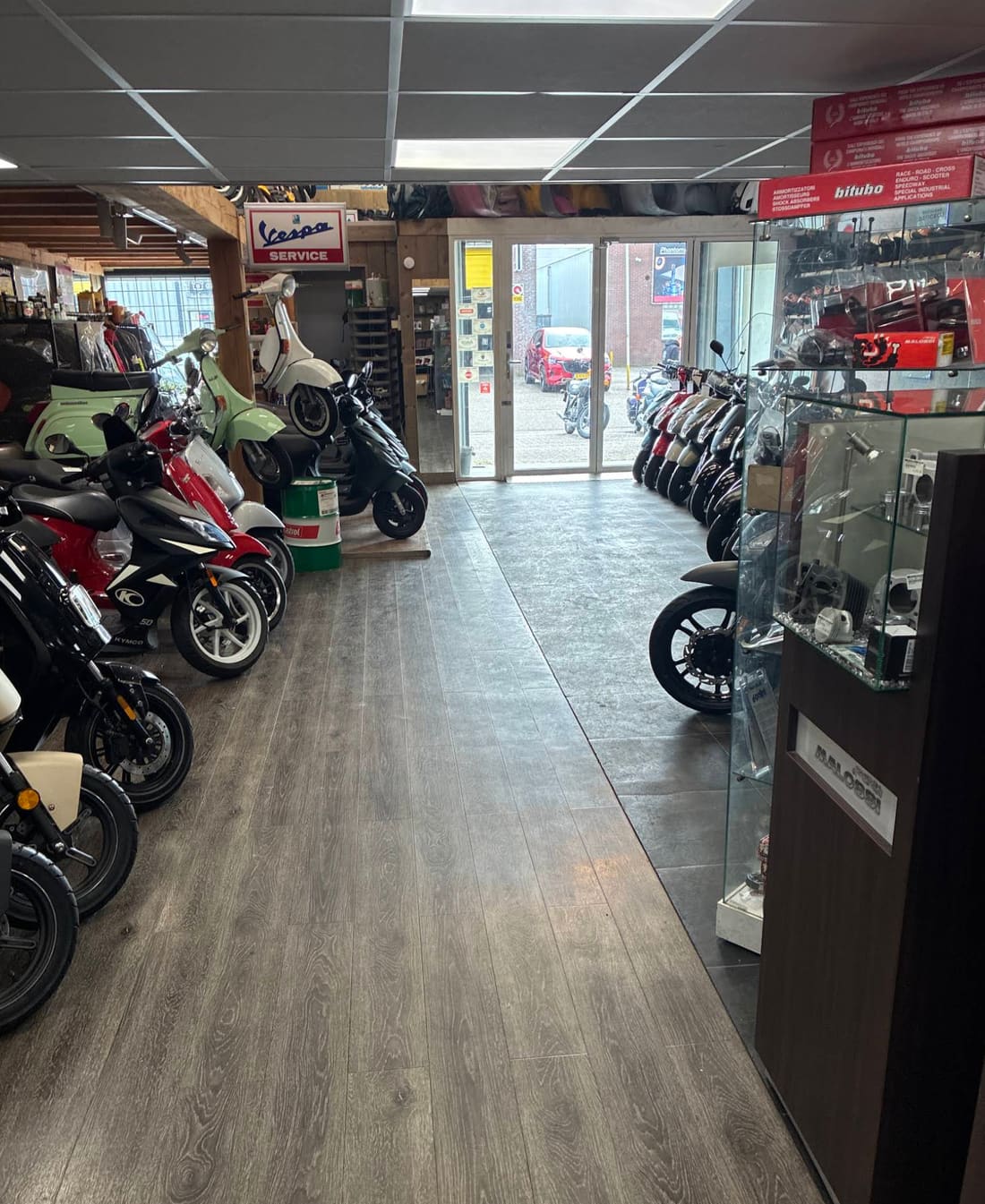 Overzicht van de winkel met de Vespa Service-balie
