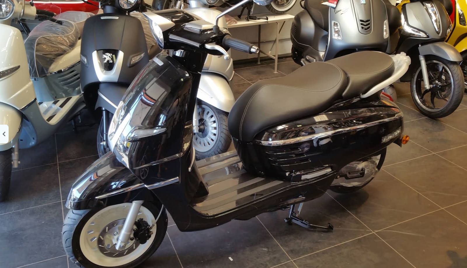 Showroom met scooters op de tegelvloer