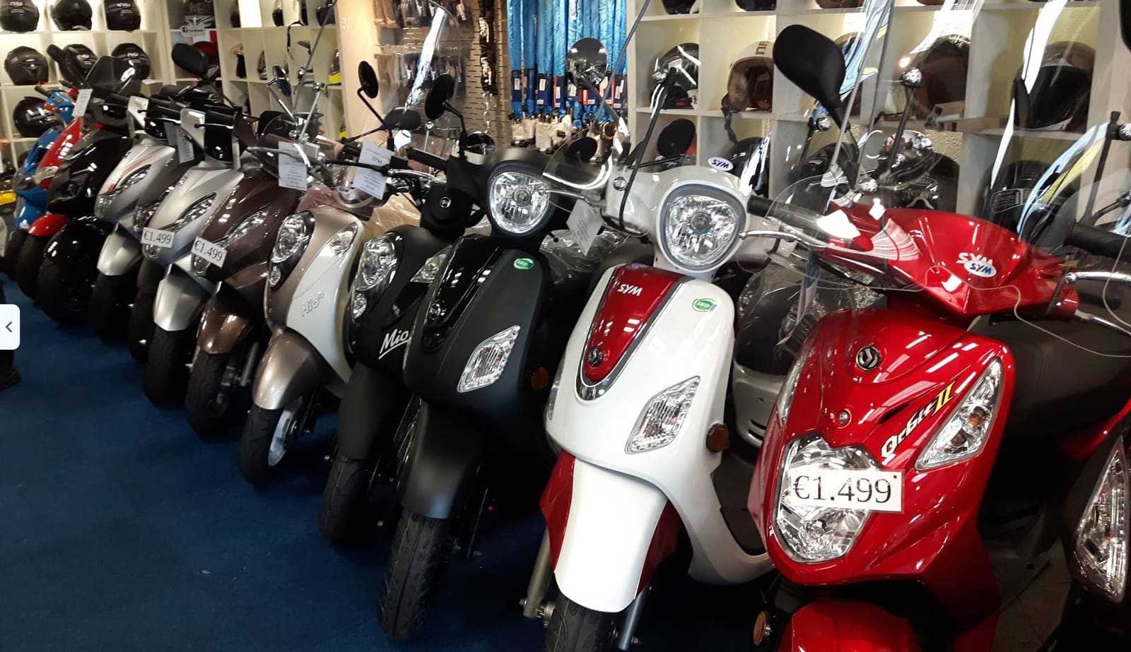 Rij scooters in de winkel