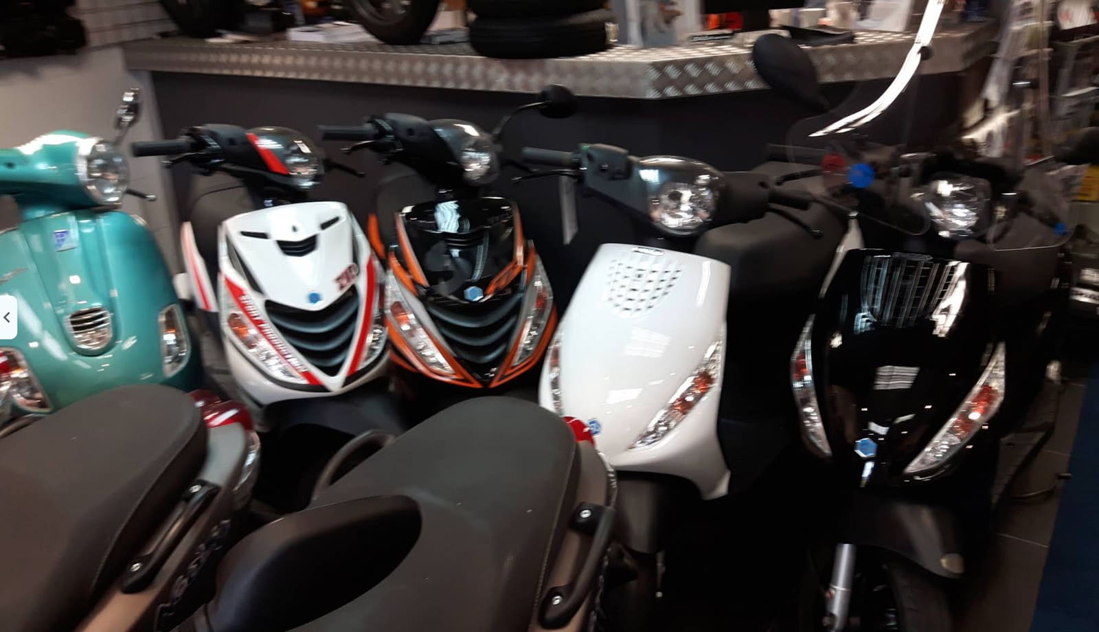 Scooters opgesteld bij de balie